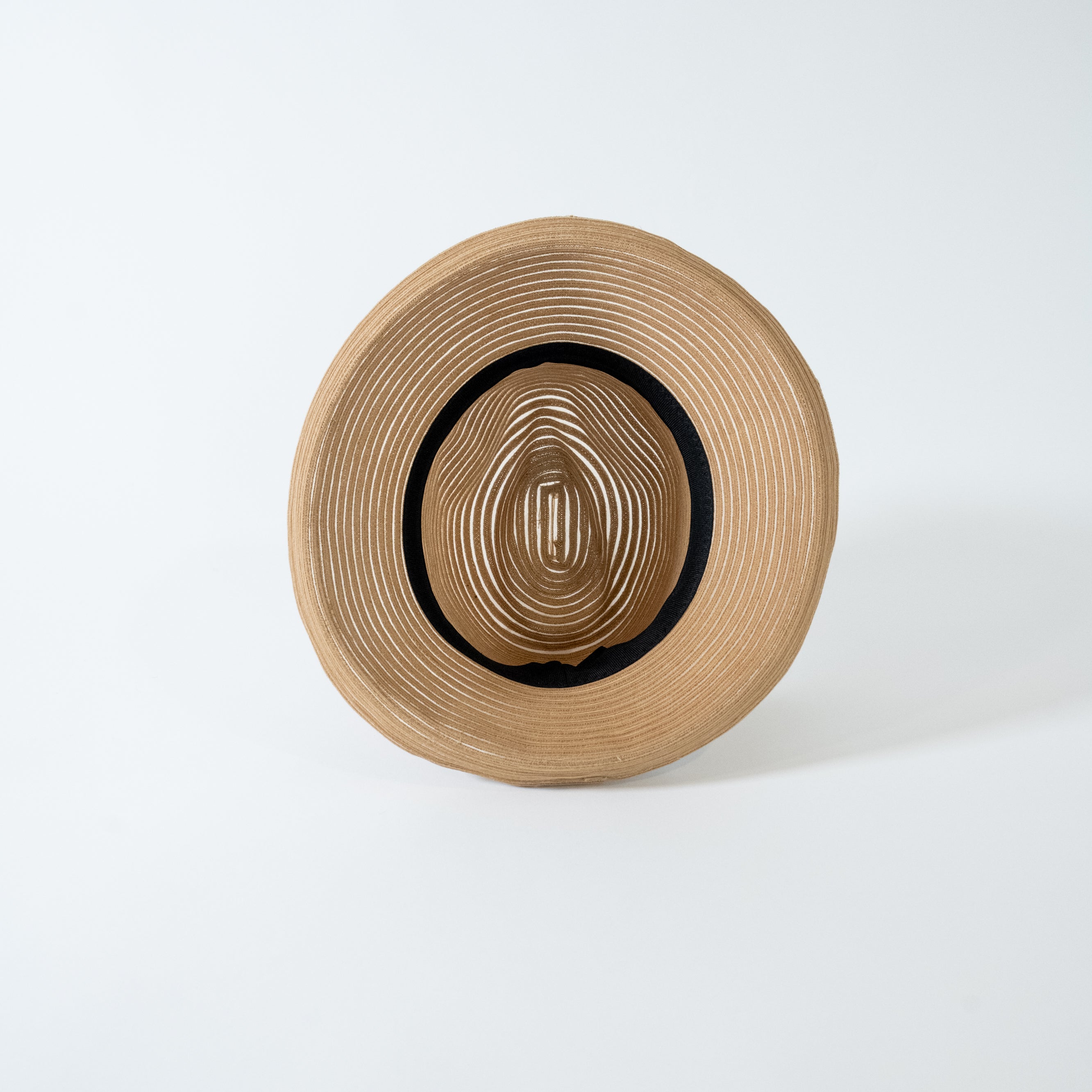 Sombrero de ala transparente con trenza de papel