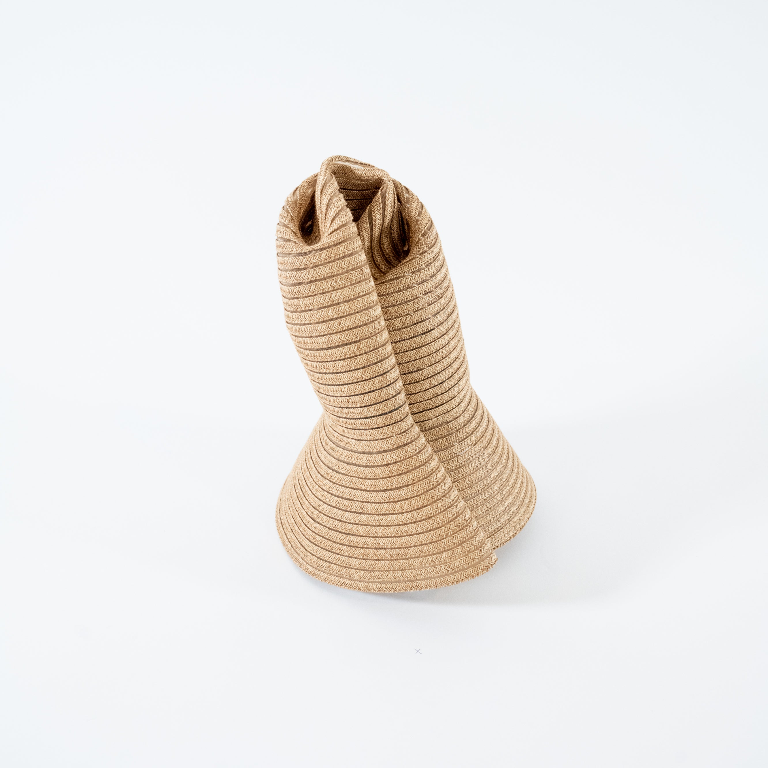 Sombrero de ala transparente con trenza de papel