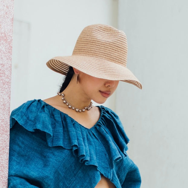 Sombrero Fedora transparente con trenza de papel