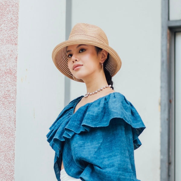 Sombrero de ala transparente con trenza de papel