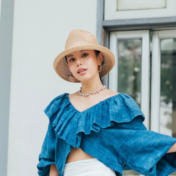 Sombrero de ala transparente con trenza de papel