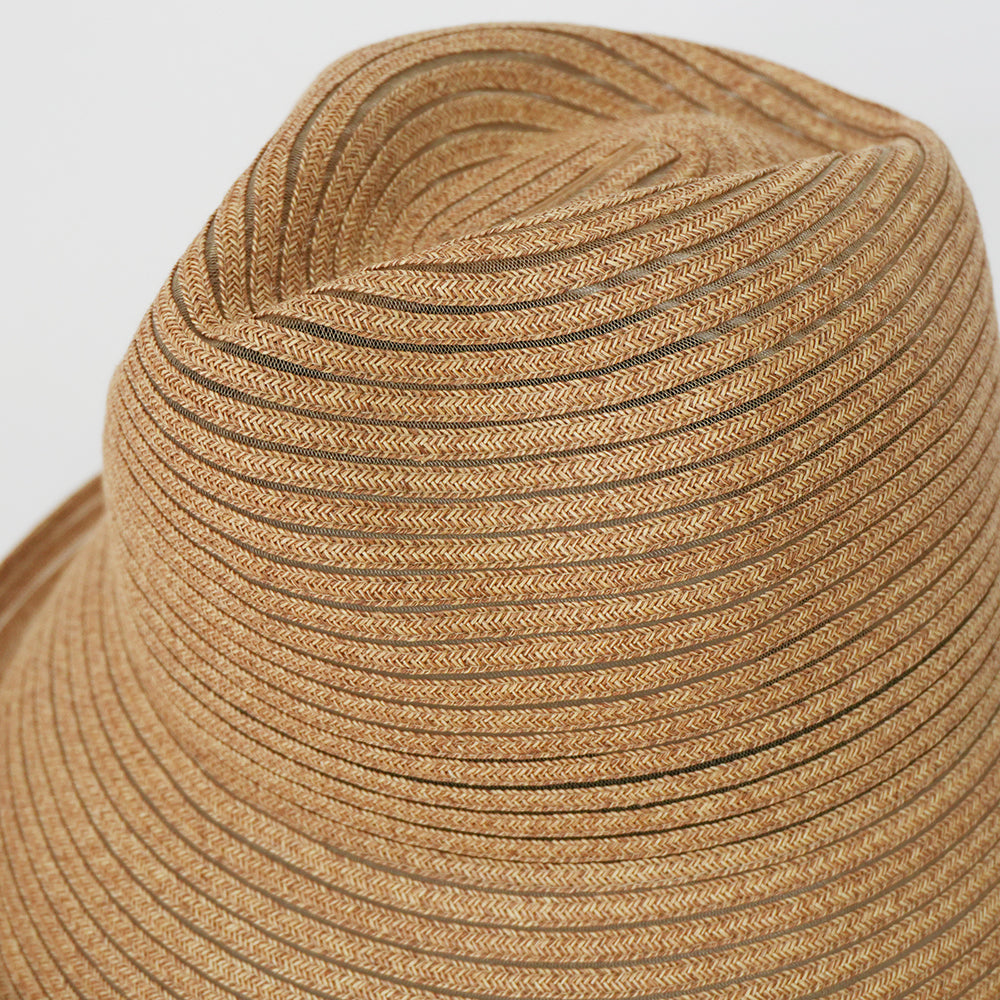 Sombrero de ala transparente con trenza de papel