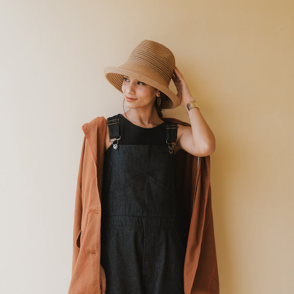 Sombrero de ala transparente con trenza de papel