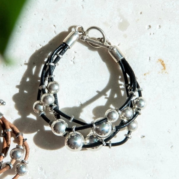 Pulsera de cuero con cuentas de plata