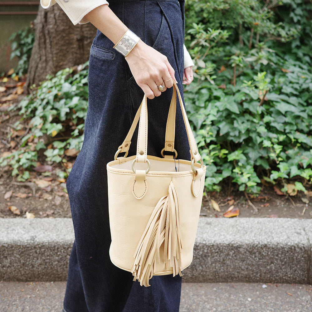 Bolso tote de cuero con flecos