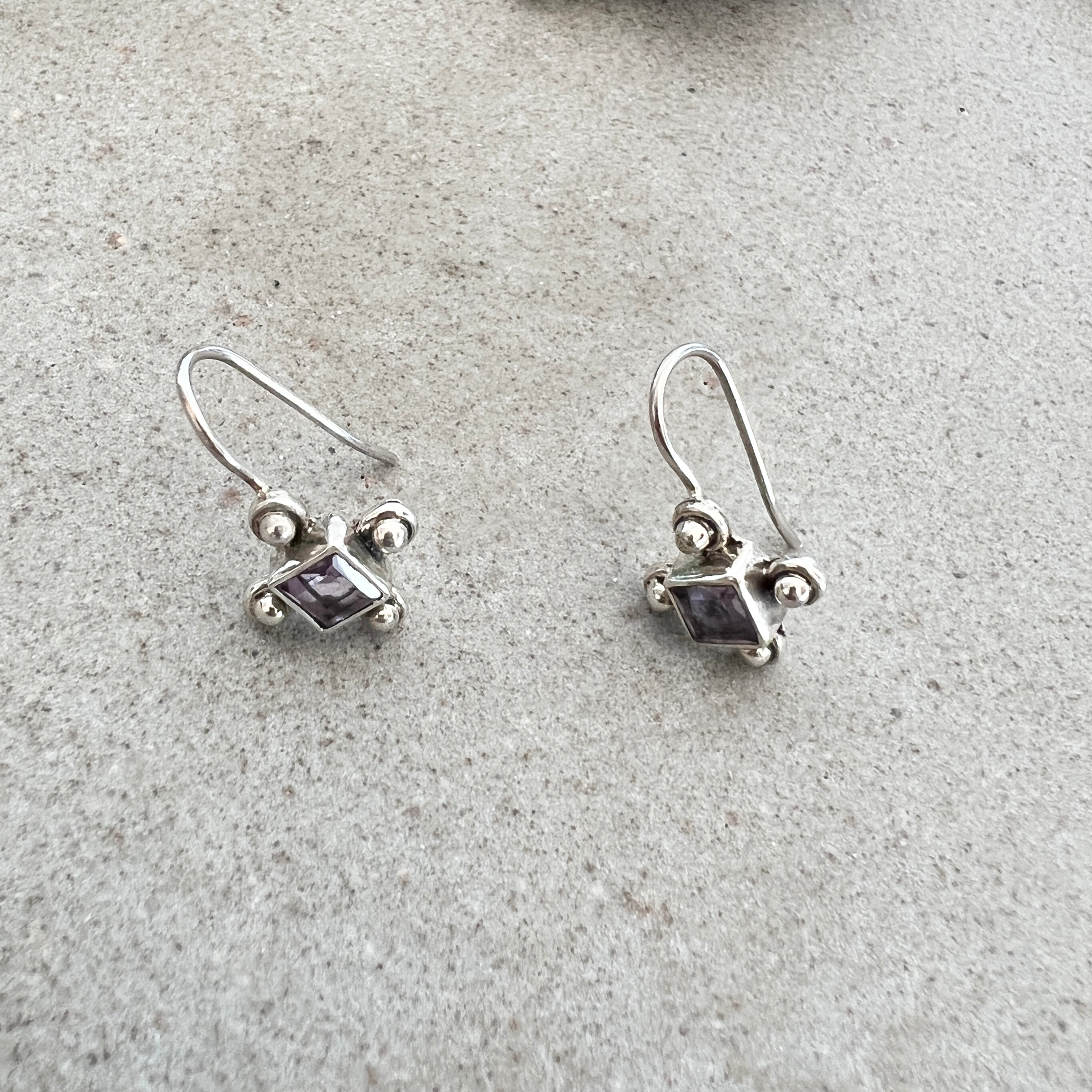 Pendiente vintage de plata con puntos de amatista de los años 80