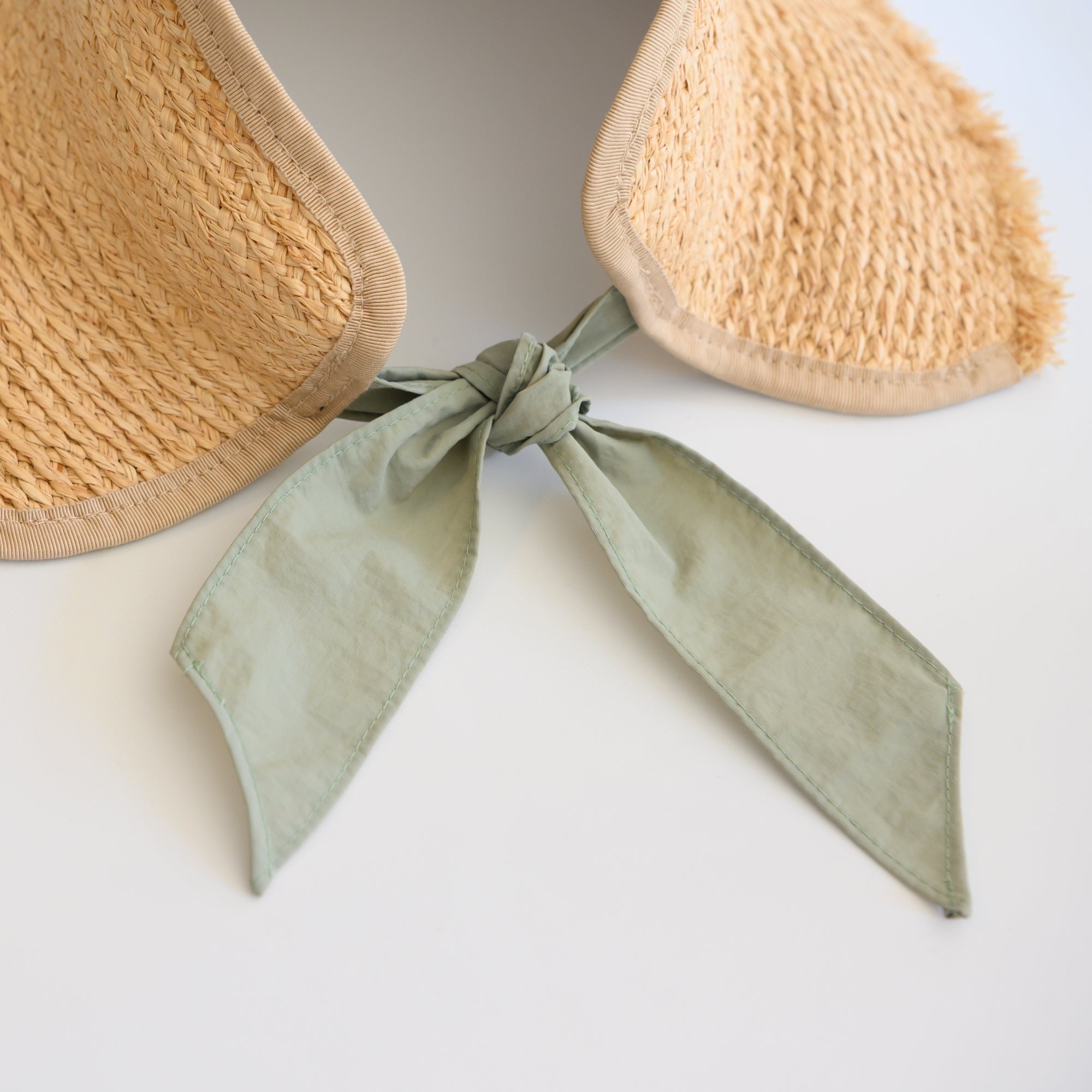 Visera con flecos de rafia