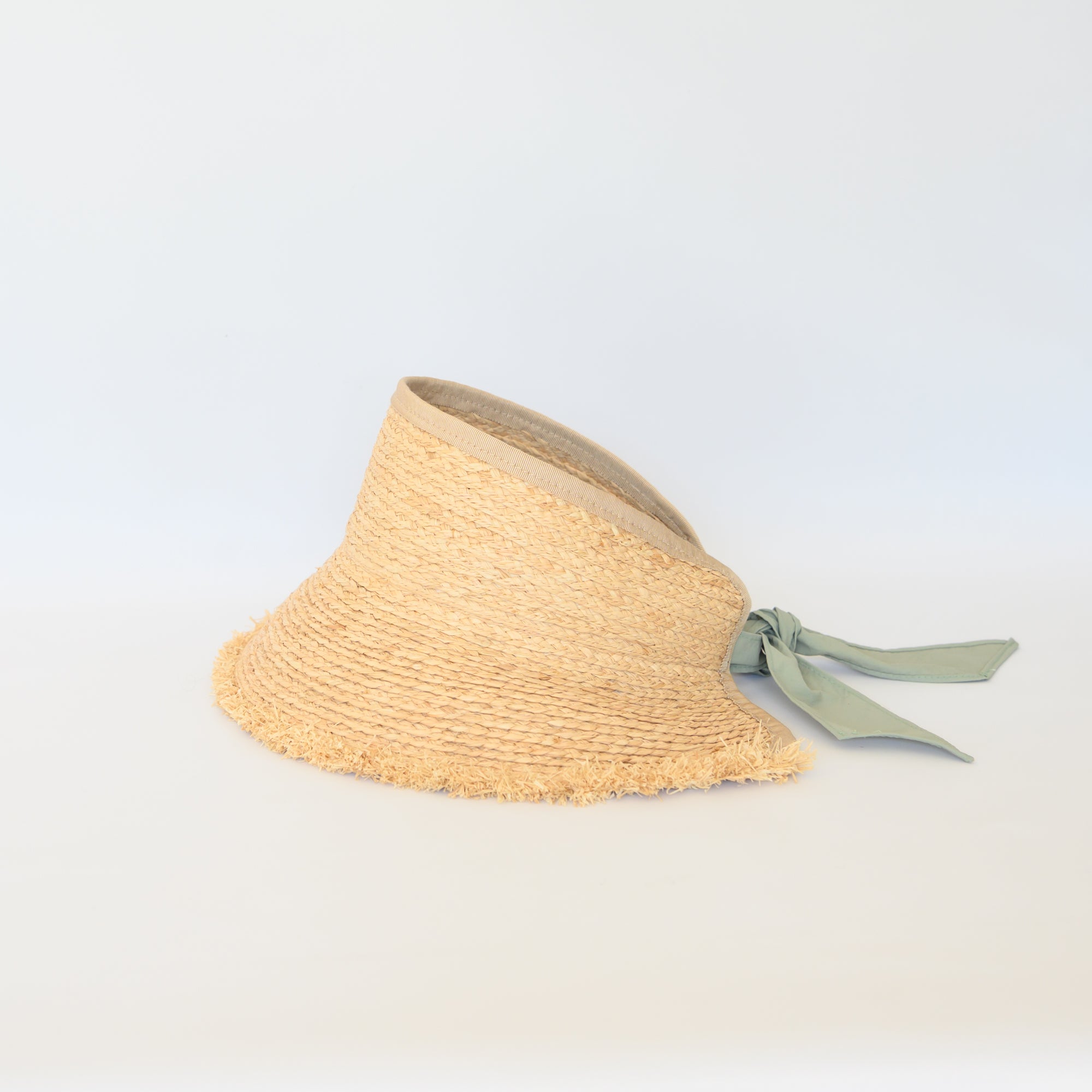 Visera con flecos de rafia