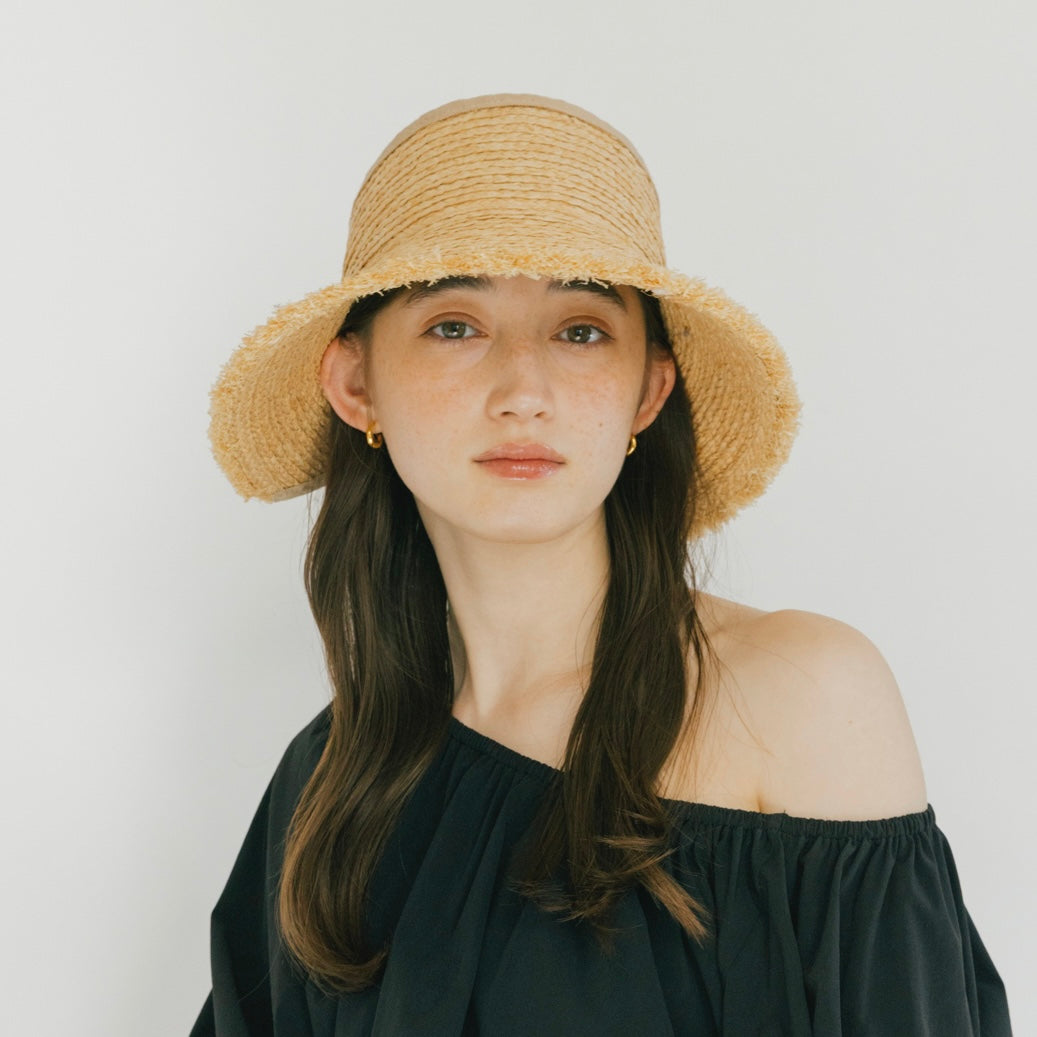Visera con flecos de rafia