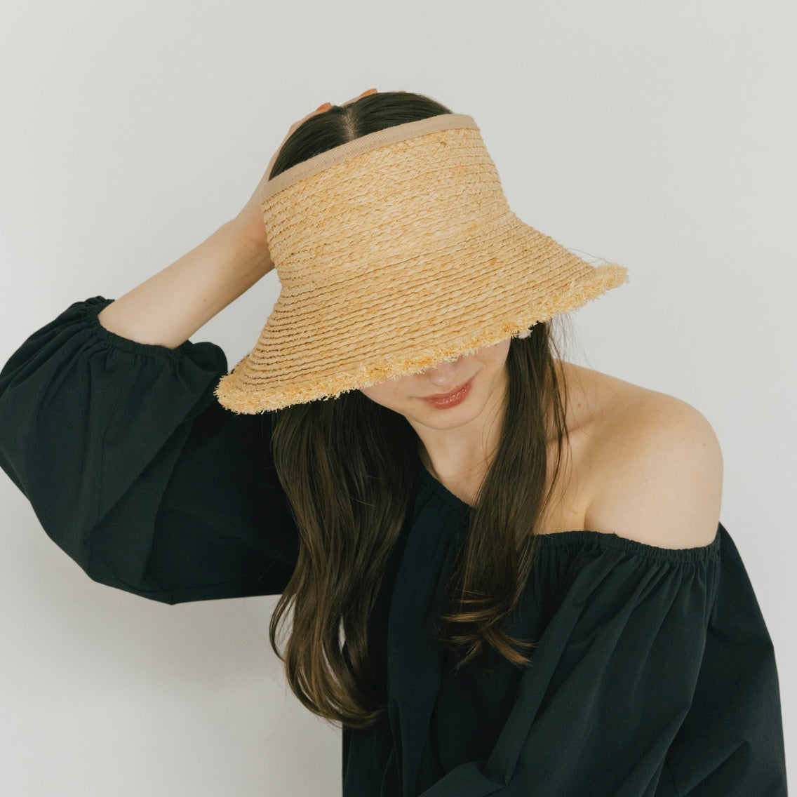 Visera con flecos de rafia