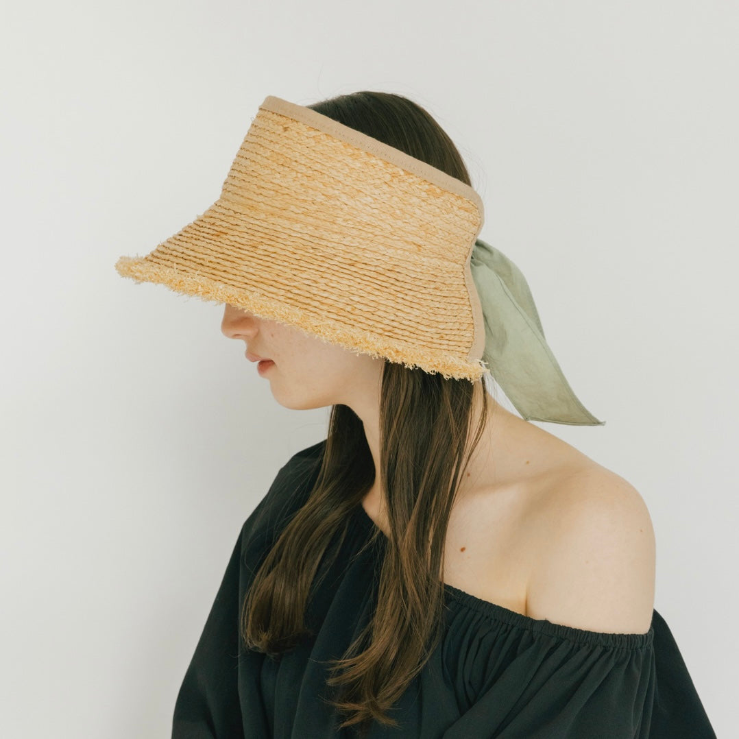 Visera con flecos de rafia