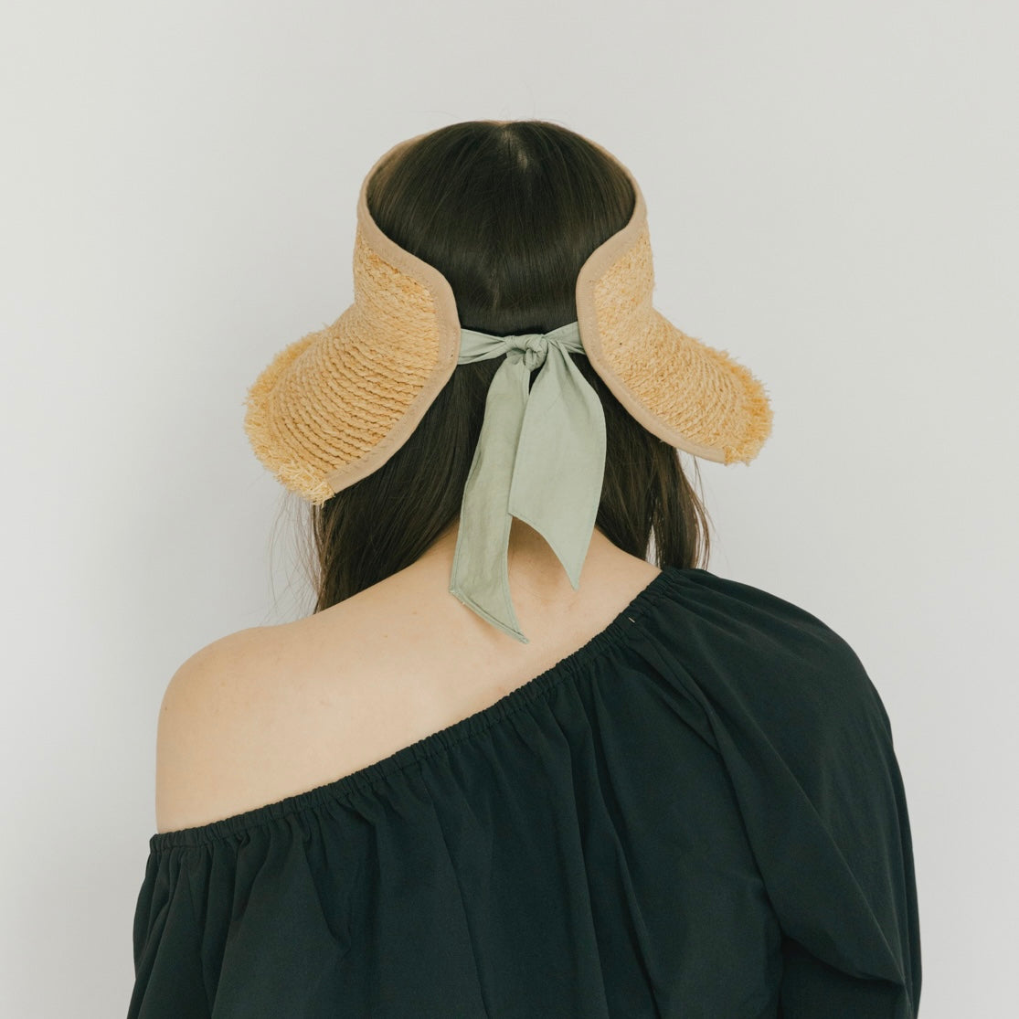 Visera con flecos de rafia