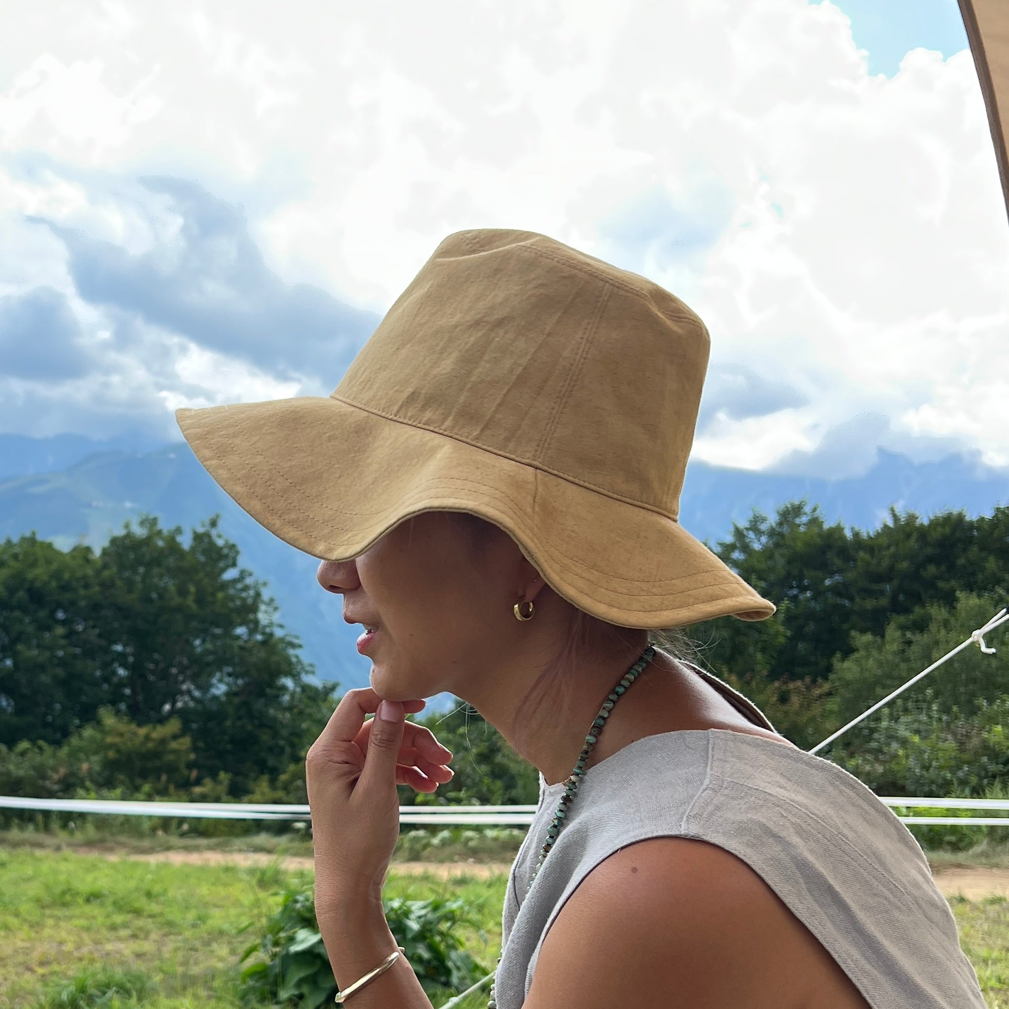 Sombrero con volantes de lino