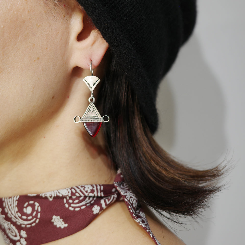 Pendiente de sombrero triangular vintage